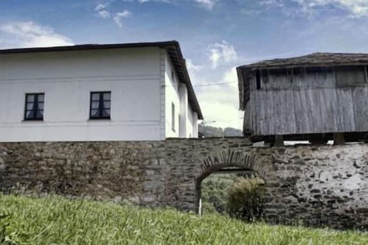 Explore Bustiello De Paredes