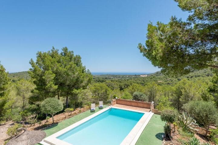 Explore Cala Ferrera