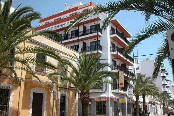 Explore Cala Llonga