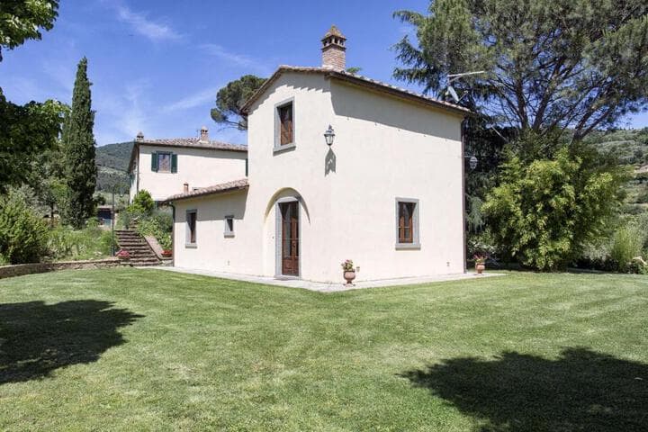 Explore Cortona Old Town