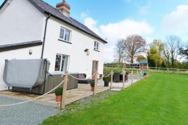 Explore Llanddewi Ystradenny