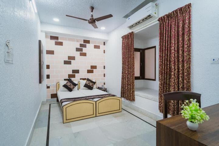 Explore Amar Sagar Pol