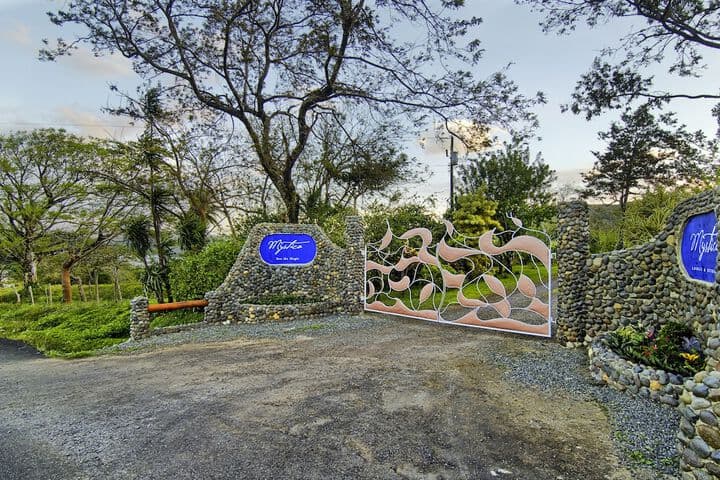 Explore Piedras