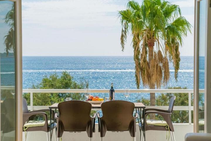 Explore Costa De Los Pinos
