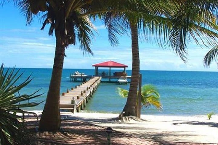 Explore Laughing Bird Caye