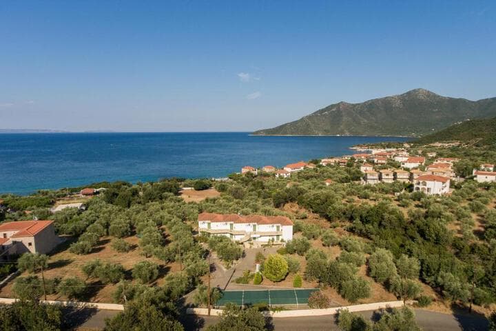 Explore Poulithra