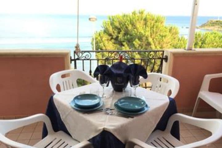 Explore Le Castella