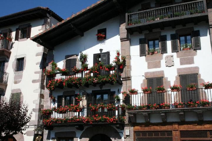 Explore Puente La Reina
