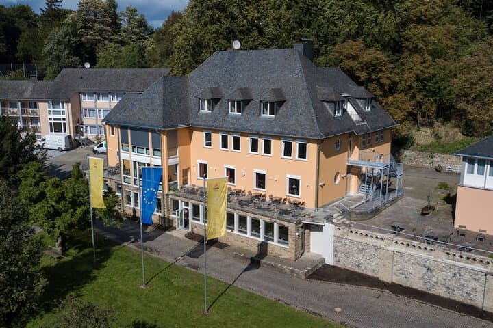 Explore Niederbachem