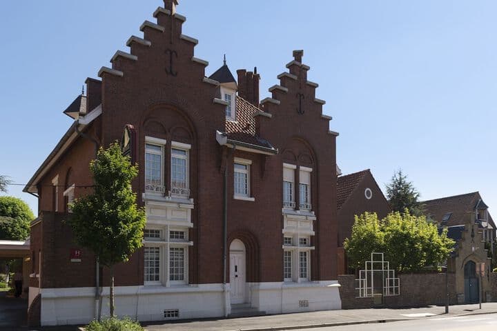 Explore Arneke