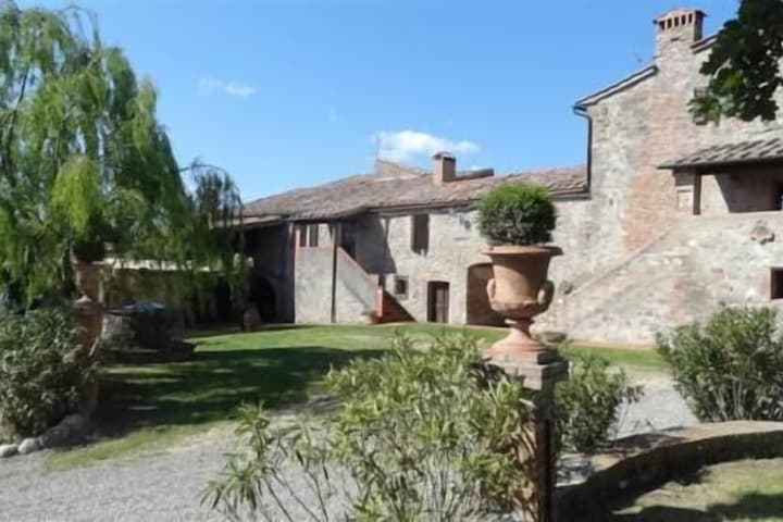 Explore Casa Montacuto
