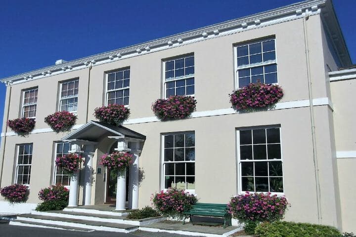 Explore Bel Royal