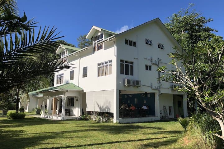 Explore Anse Volbert Village