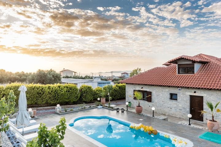 Explore Vathianos Kampos