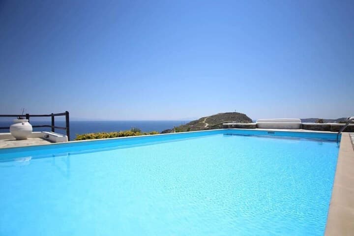 Explore Platis Gialos