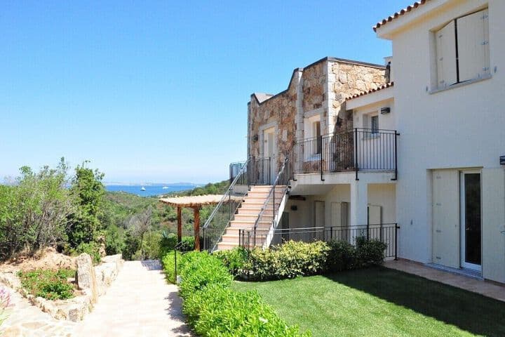 Explore Capo Ferro