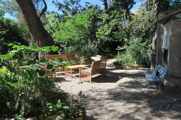 Explore Montolieu