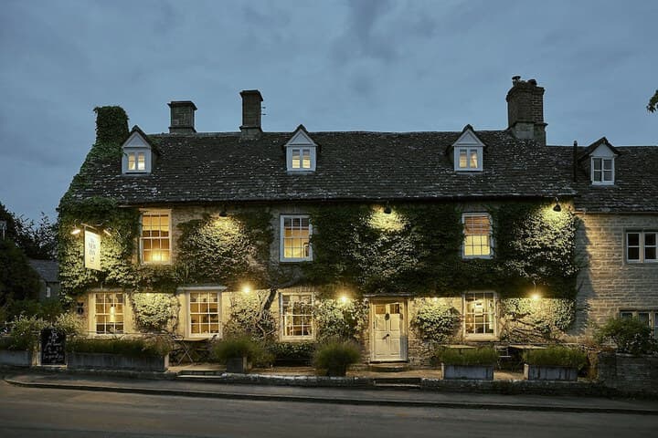 Explore Ampney Crucis