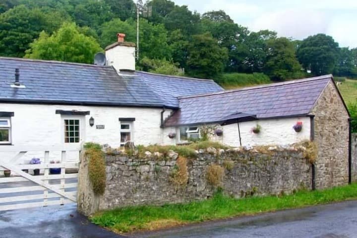 Explore Llandyssiliogogo