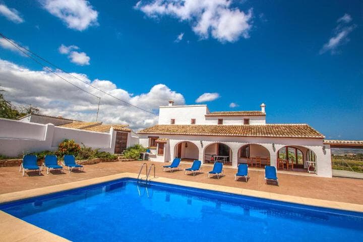Explore El Portet