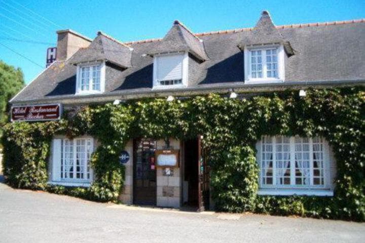 Explore Loguivy