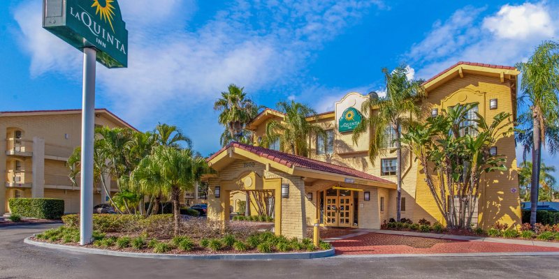 La Quinta Inn & Suites, featuring a contemporary facade and inviting atmosphere for travelers.