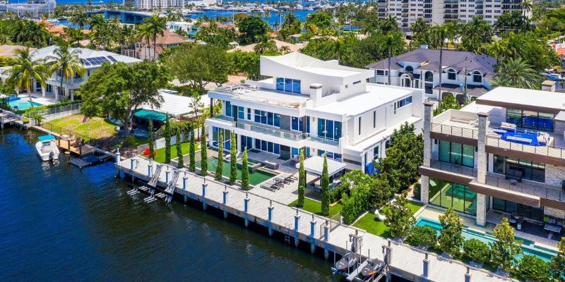 Elegant waterfront residence at Fort Lauderdale marina, featuring stunning views and a tranquil atmosphere.