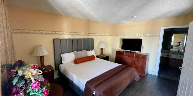 A King Room featuring a comfortable bed and a television creates a cozy atmosphere for relaxation.