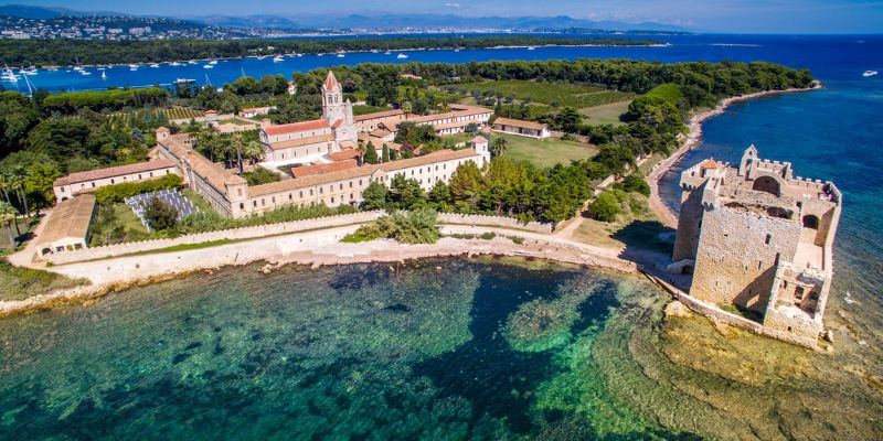 Lérins Islands features a charming castle, elegantly perched amidst the serene ocean waters.