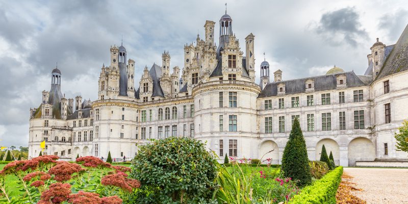 Château de Chambord, an iconic French Renaissance castle in the picturesque Loire Valley, showcasing stunning architecture.