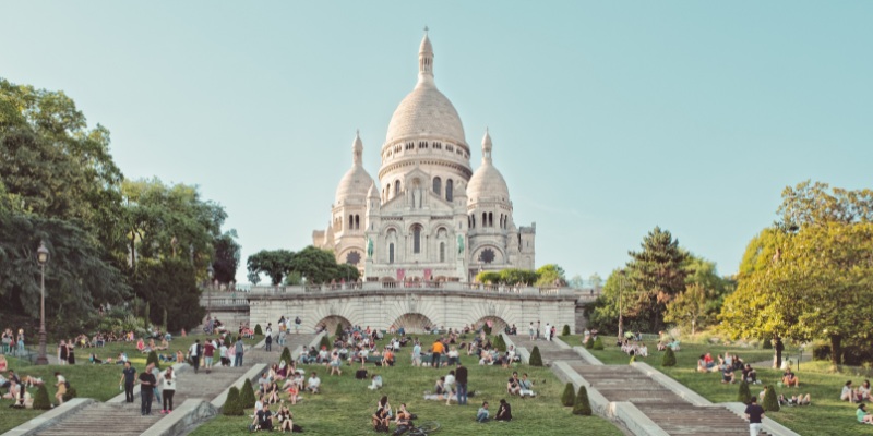 Scenic depiction of Saclay, Paris, highlighting the beautiful Montmartre area and the stunning Sacré-Cœur Basilica.