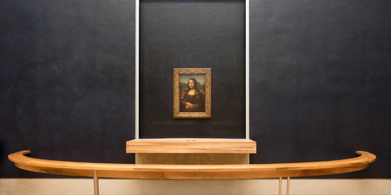 Museum scene showcasing a wooden bench adorned with a painting of the Mona Lisa.