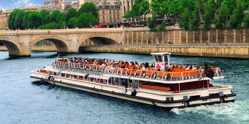 Paris Seine River Dinner Cruise with Live Music