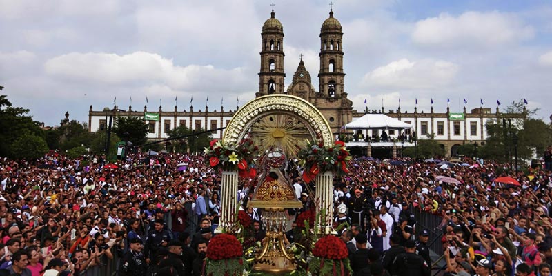A huge crowd of pilgrims gathers in front of the basilica during the traditional religious procession of the Romería de la Virgen de Zapopan.